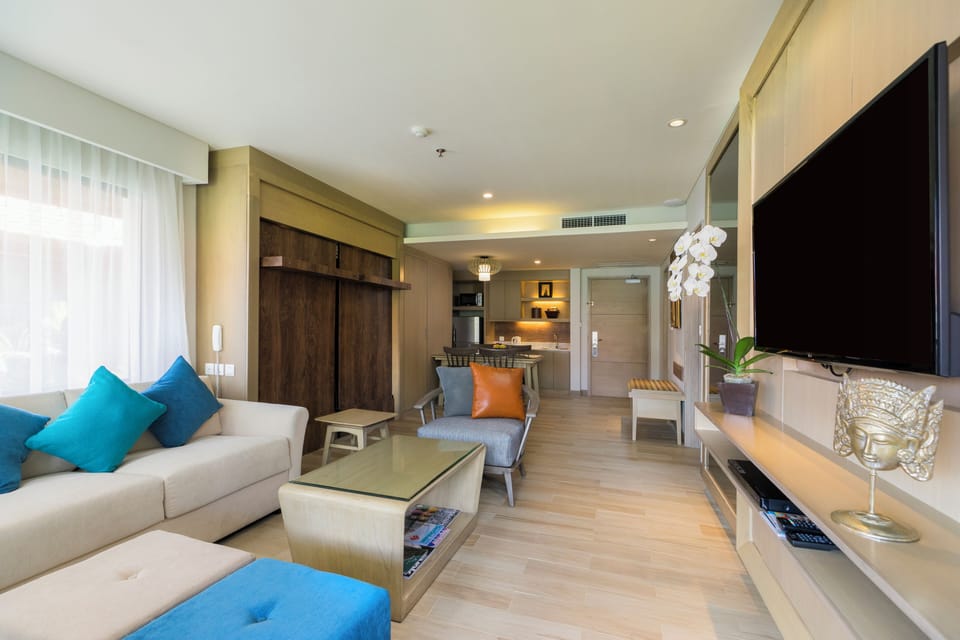 Suite | Living area | 48-inch Smart TV with satellite channels