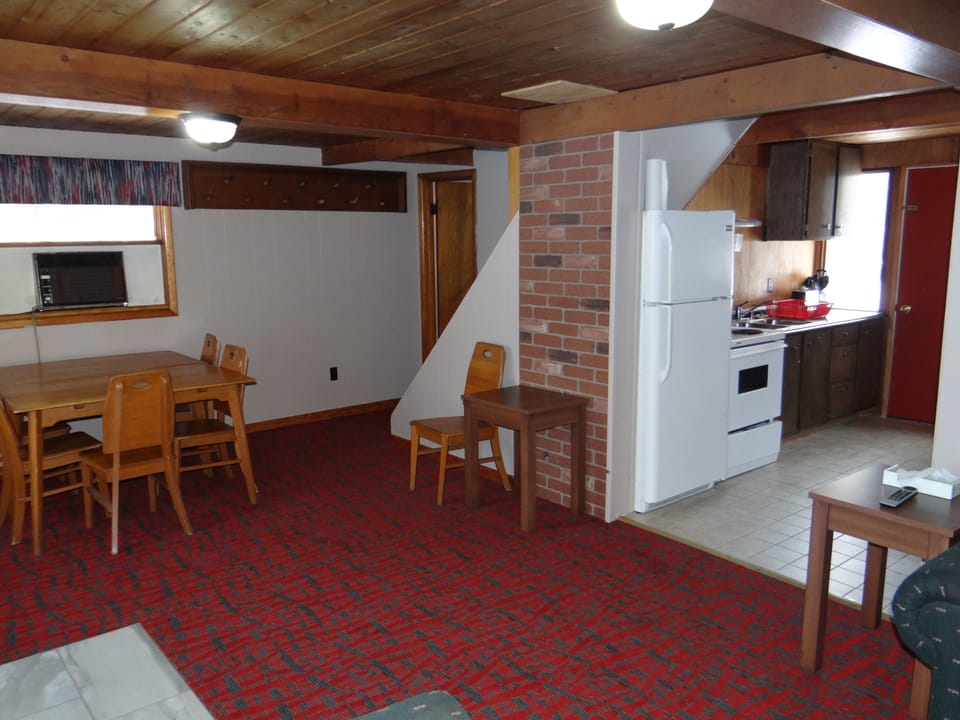 Premier Chalet (6 Doubles) | Living area | 32-inch flat-screen TV with cable channels, TV