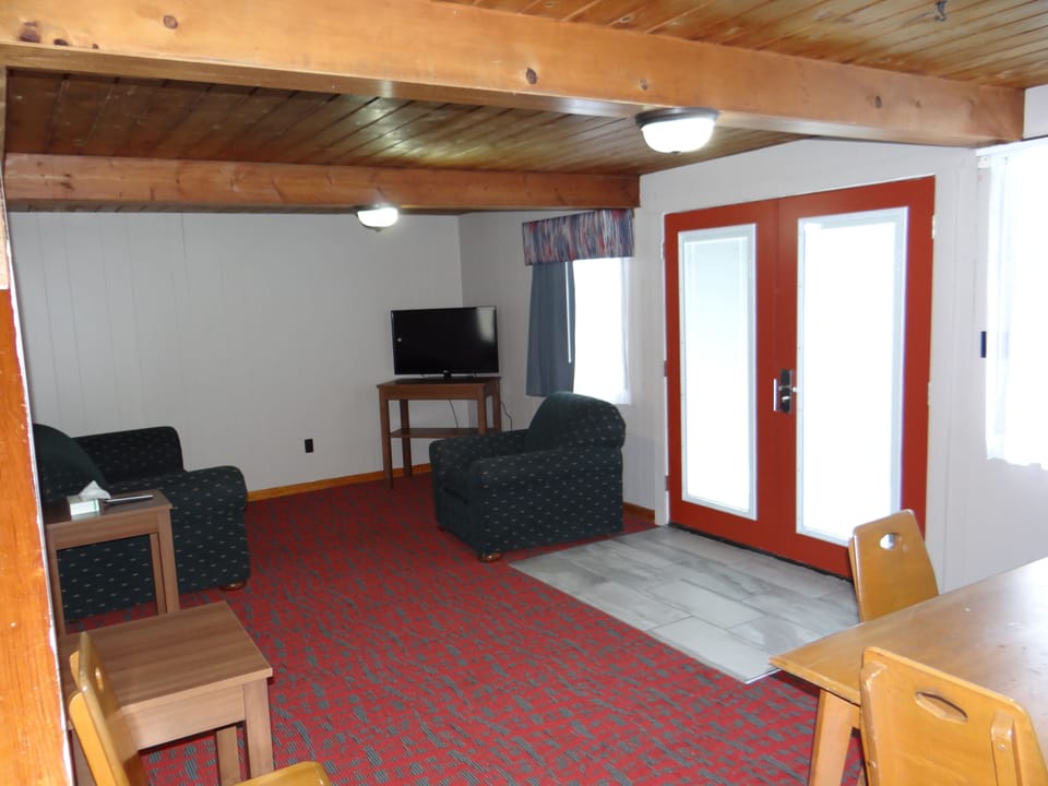 Premier Chalet (6 Doubles) | Living room | 32-inch flat-screen TV with cable channels, TV
