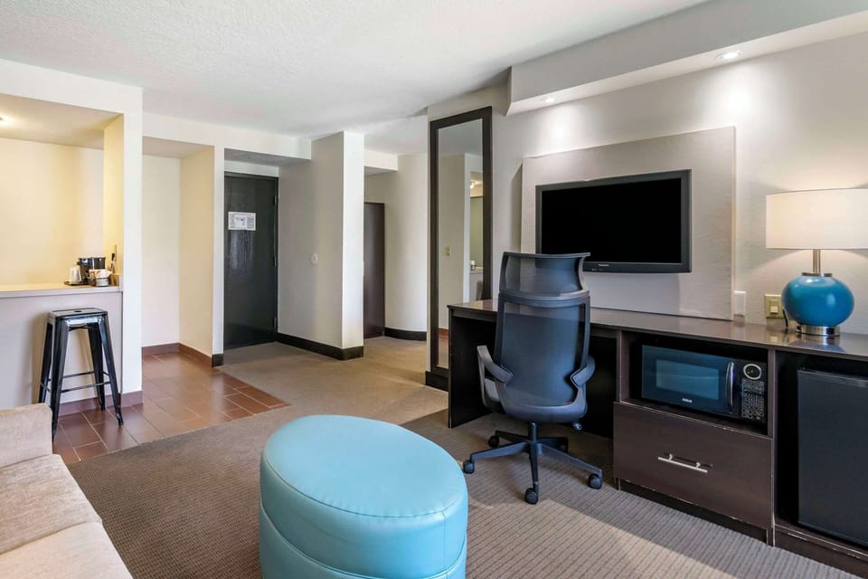 Suite, 1 King Bed with Sofa bed, Non Smoking | Desk, laptop workspace, soundproofing, iron/ironing board