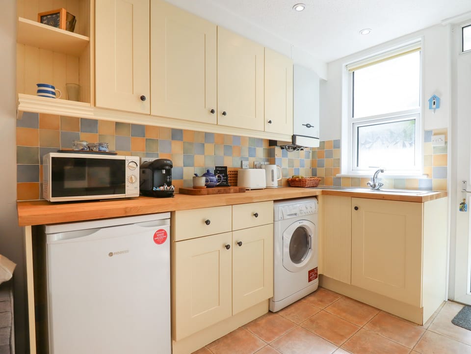 Cottage | Private kitchen | Fridge, electric kettle, toaster, cookware/dishes/utensils