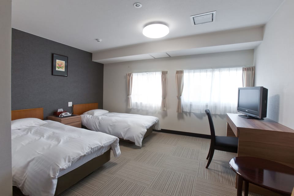 Premium bedding, down comforters, in-room safe, blackout drapes