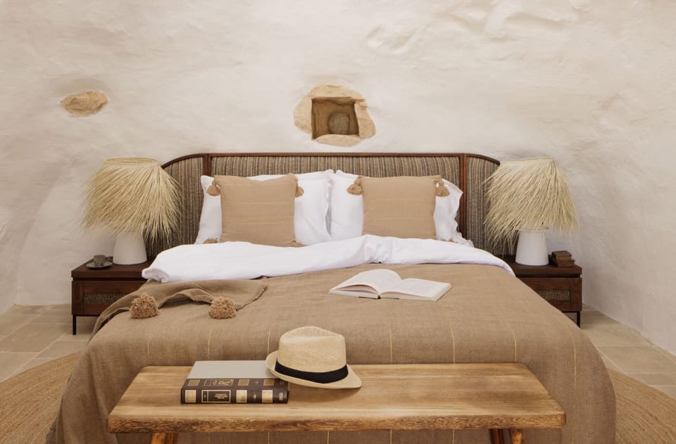 Traditional Studio Suite, 1 Queen Bed | Minibar, in-room safe, laptop workspace, blackout drapes