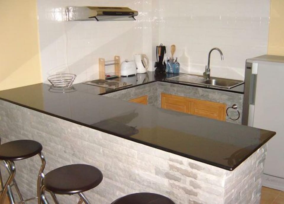 Fridge, coffee/tea maker