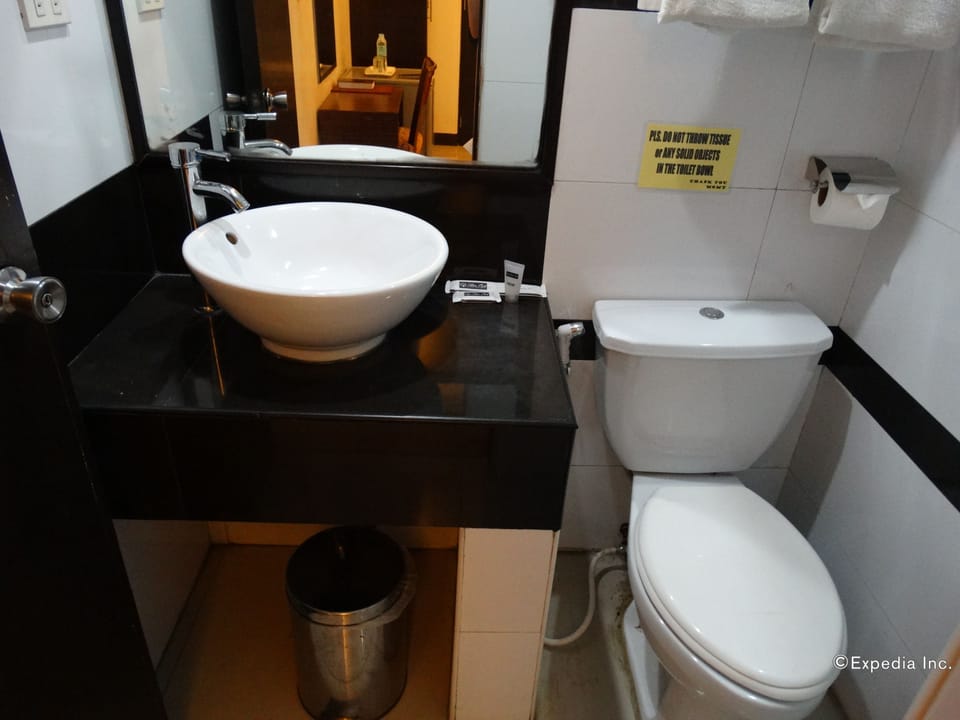 Standard Room | Bathroom | Free toiletries, hair dryer, bidet, towels