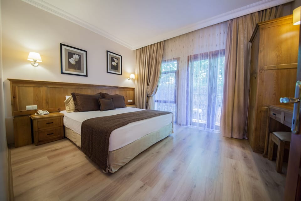 Deluxe Family Room | Minibar, in-room safe, free cribs/infant beds, free rollaway beds