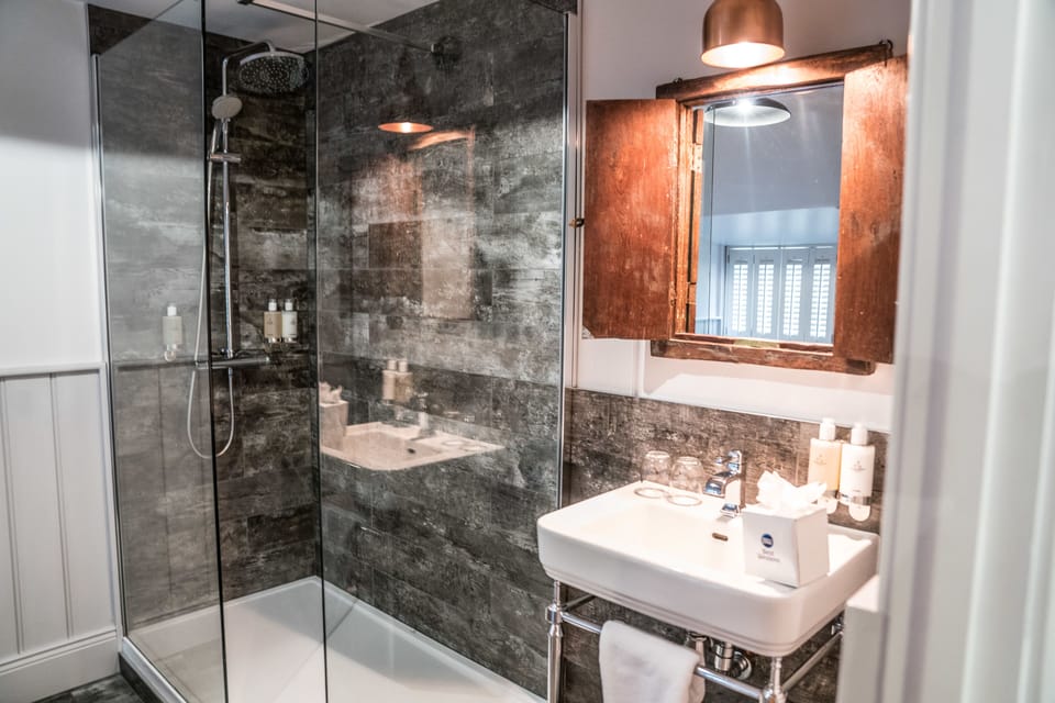 Superior Double Room | Bathroom | Free toiletries, hair dryer, towels