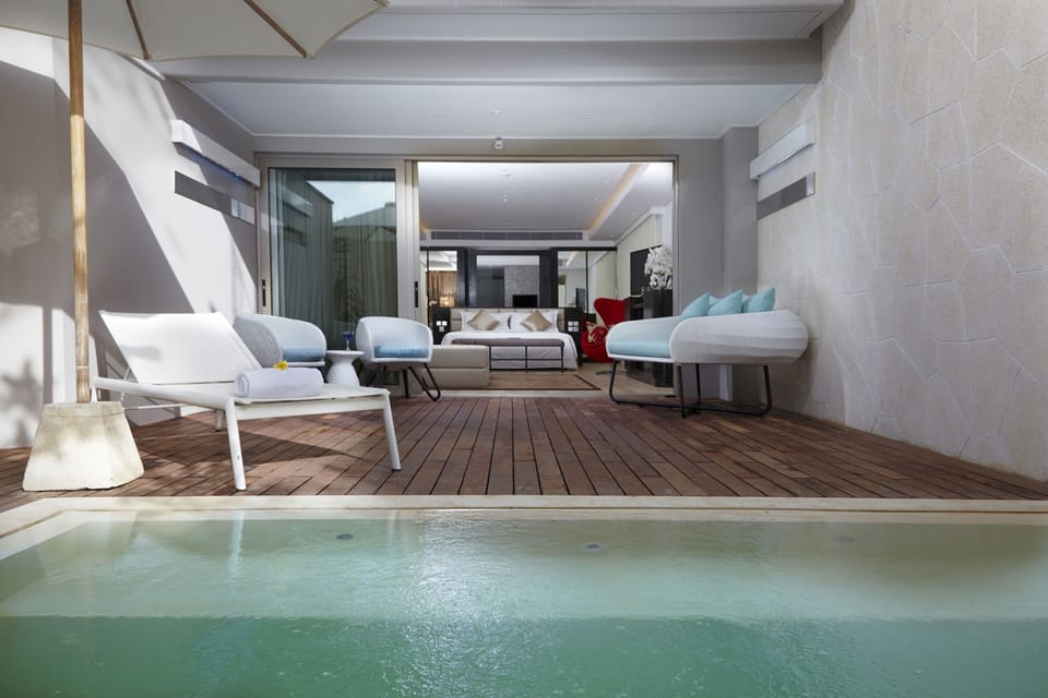 Deluxe Suite Plunge Pool | Premium bedding, minibar, in-room safe, desk