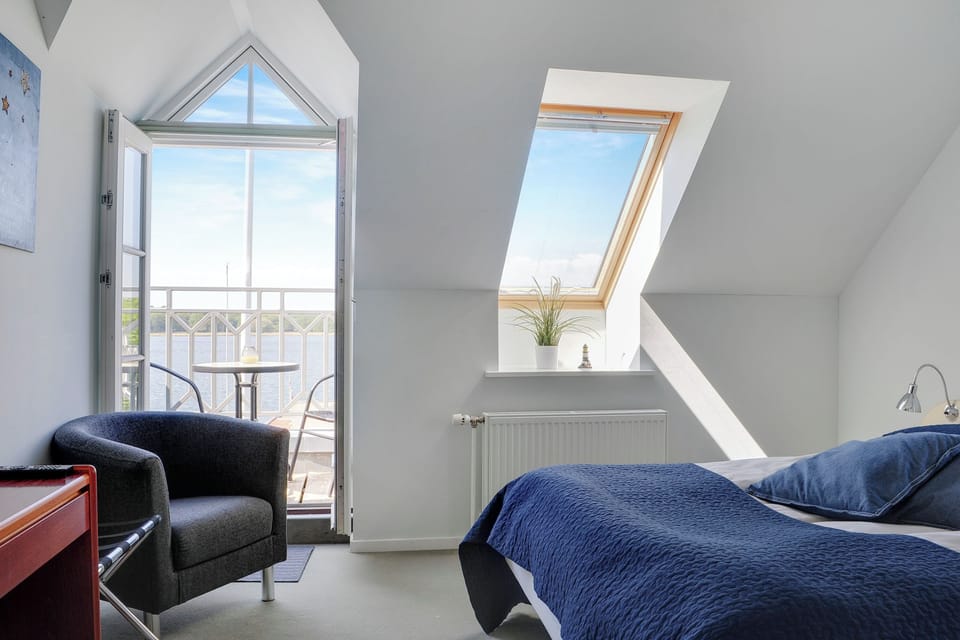 Superior Double Room, Balcony | Premium bedding, desk, blackout drapes, iron/ironing board