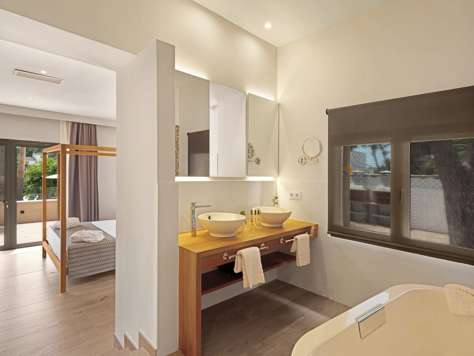 Room, Hot Tub (Gold Level) (+16 Hot Tub) | Bathroom | Free toiletries, hair dryer, towels, soap