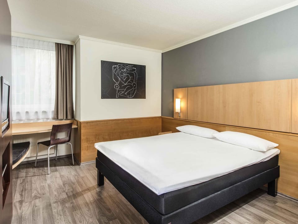 Standard Room, 1 Double Bed | In-room safe, desk, soundproofing, iron/ironing board