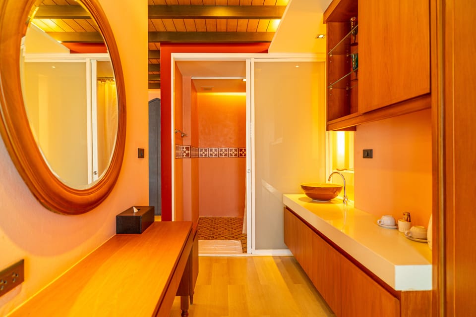 Deluxe Room | Bathroom | Shower, free toiletries, hair dryer, bathrobes