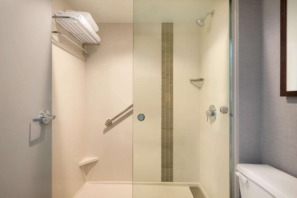 Combined shower/tub, designer toiletries, hair dryer, towels