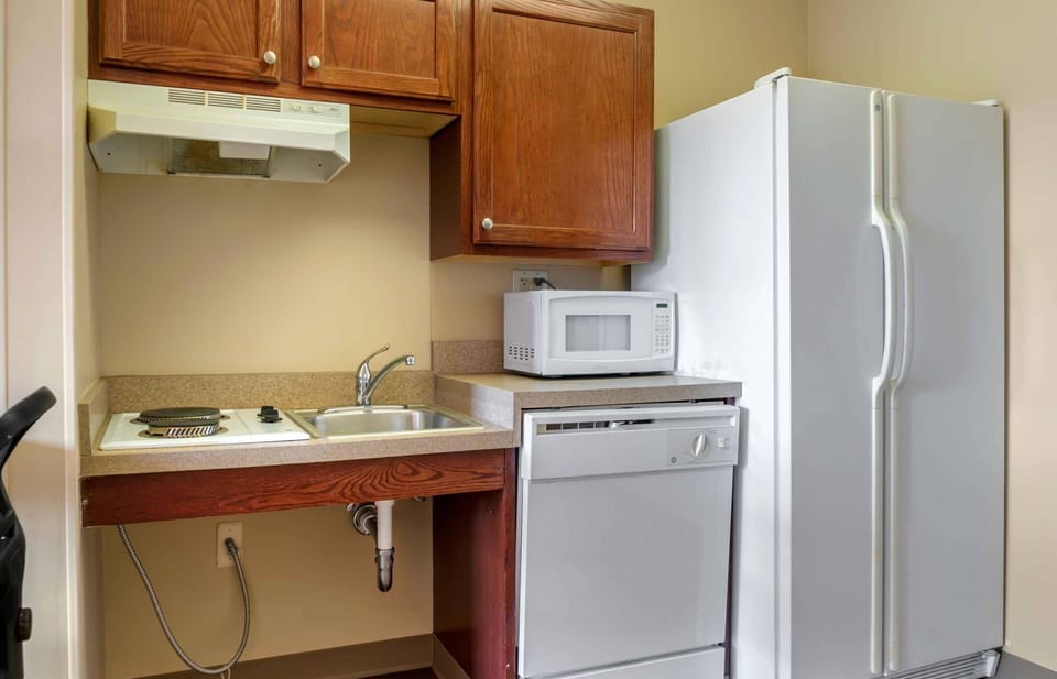 Deluxe Studio, 1 King Bed with Sofa bed, Accessible, Non Smoking | Private kitchen | Fridge, microwave, stovetop