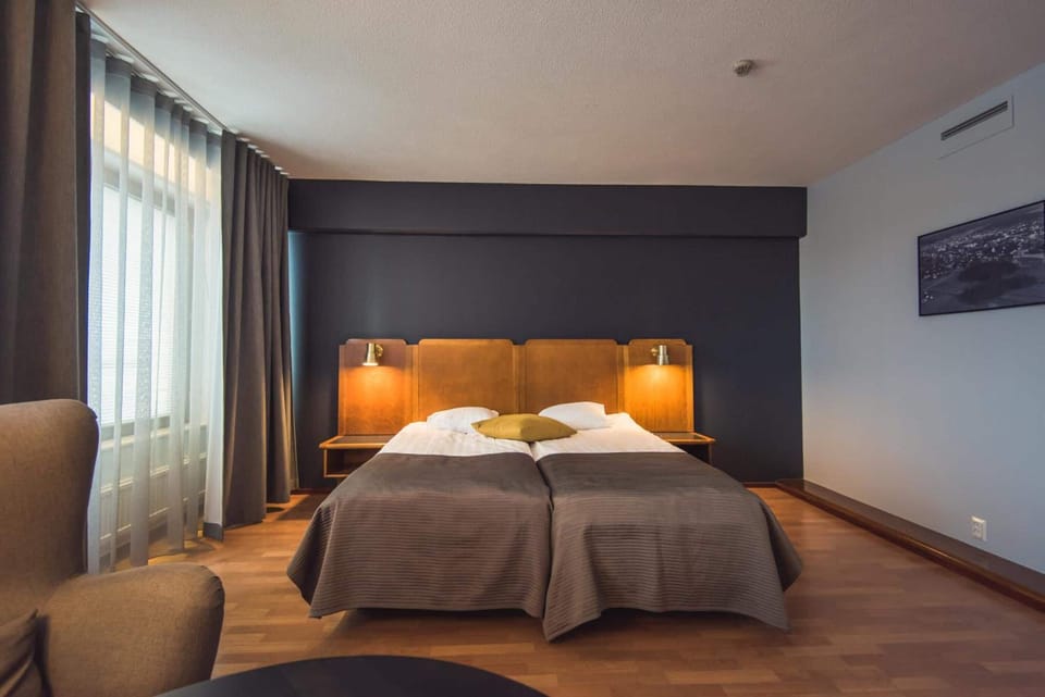 Minibar, desk, free WiFi, bed sheets