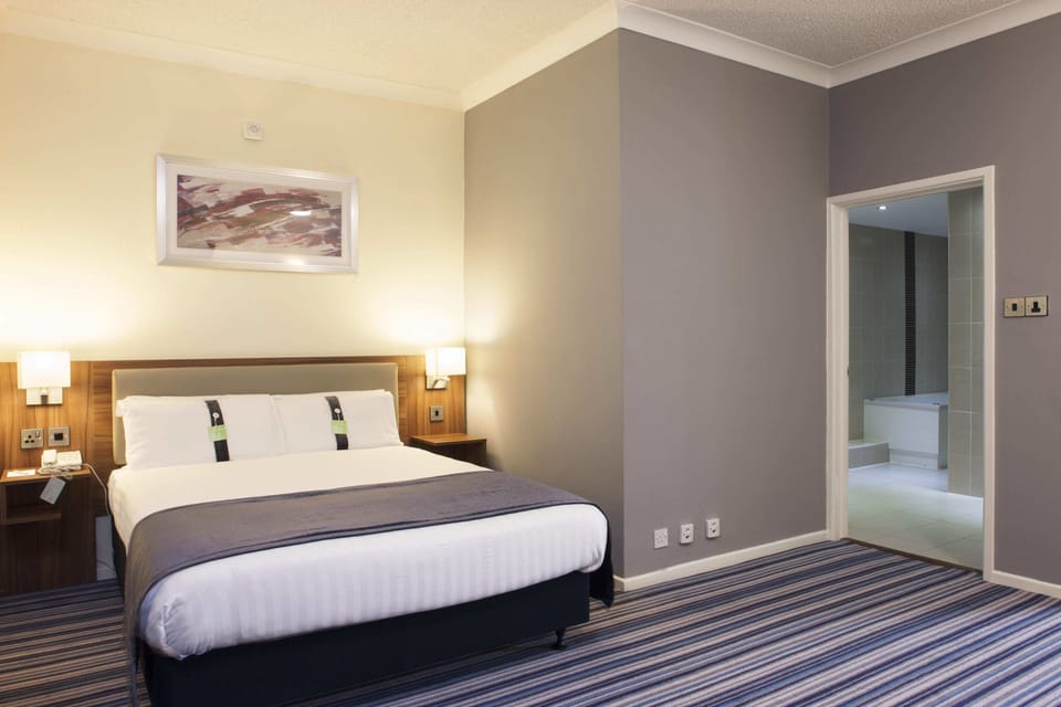 Desk, iron/ironing board, WiFi (free), bed sheets