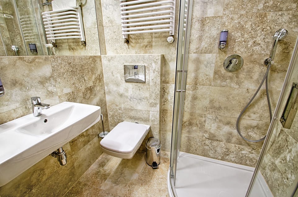 Standard Double or Twin Room | Bathroom | Deep soaking tub, hair dryer, towels