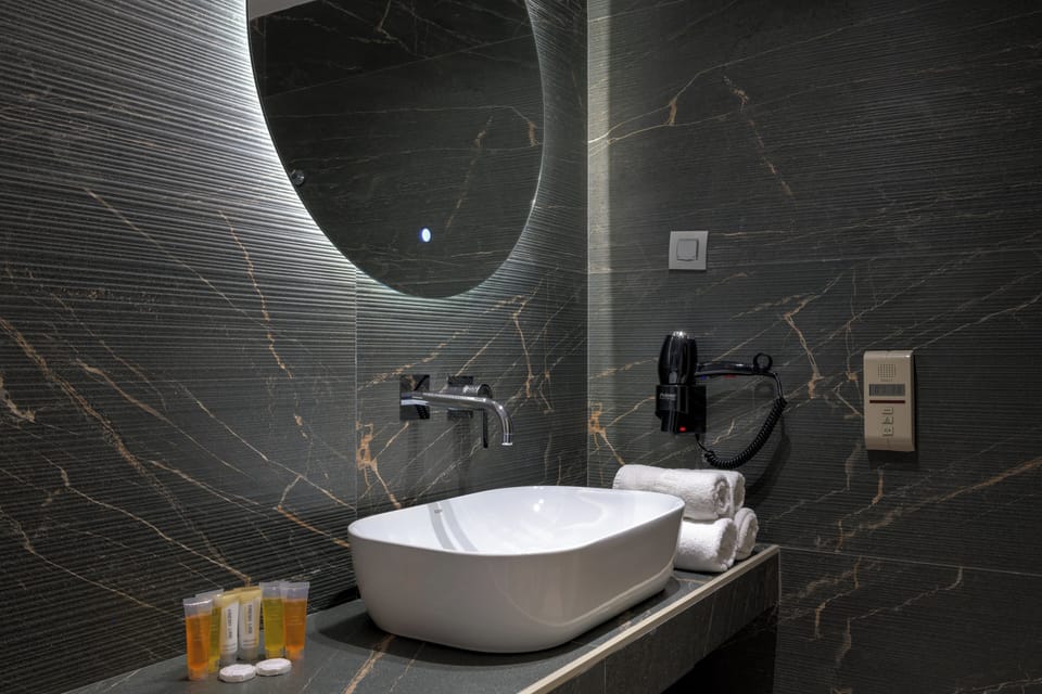 Superior Double Room, Garden View | Bathroom | Free toiletries, hair dryer, towels