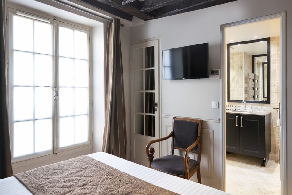 Superior Double or Twin Room | Minibar, in-room safe, desk, blackout drapes