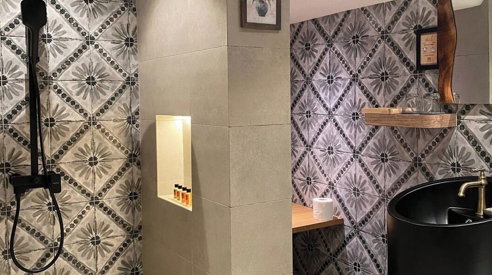 Leisure Suite  | Bathroom | Shower, rainfall showerhead, designer toiletries, hair dryer
