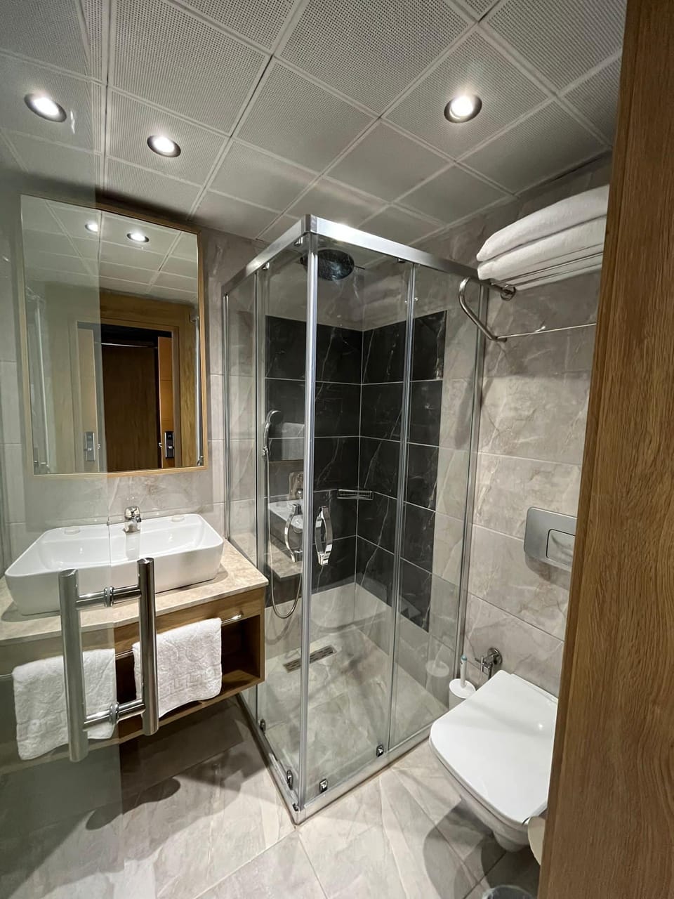Standard Room, City View | Bathroom | Shower, rainfall showerhead, free toiletries, hair dryer