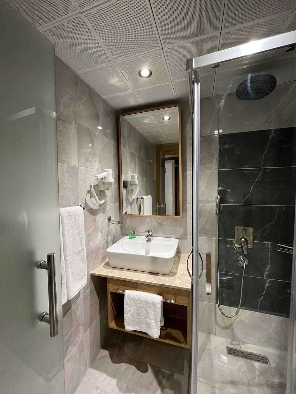 Shower, rainfall showerhead, free toiletries, hair dryer