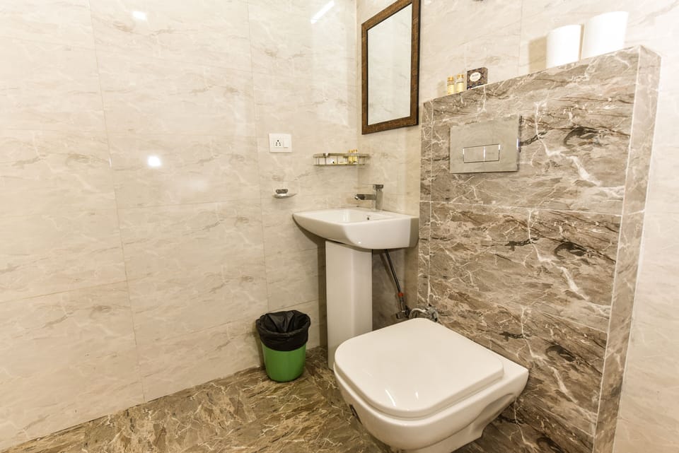 Deluxe Room | Bathroom | Shower, rainfall showerhead, towels