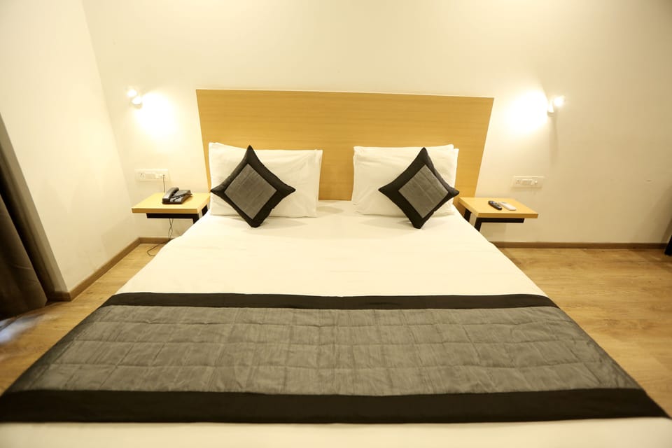 Egyptian cotton sheets, premium bedding, Select Comfort beds, desk