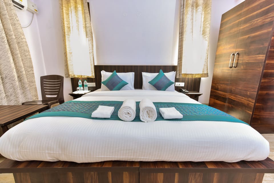 Deluxe Room | Egyptian cotton sheets, premium bedding, Select Comfort beds, desk