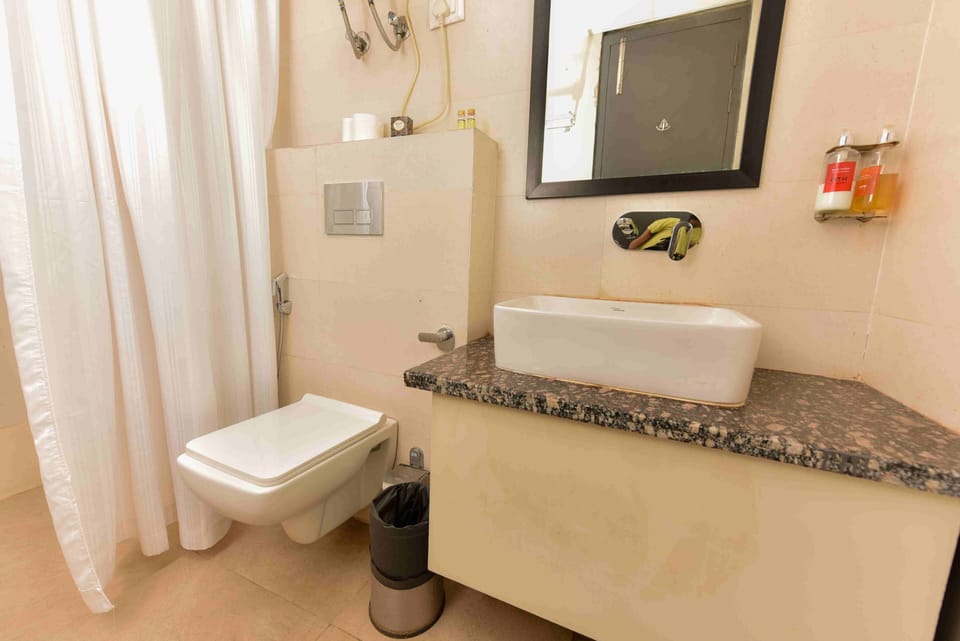 Classic Room | Bathroom | Shower, rainfall showerhead, towels