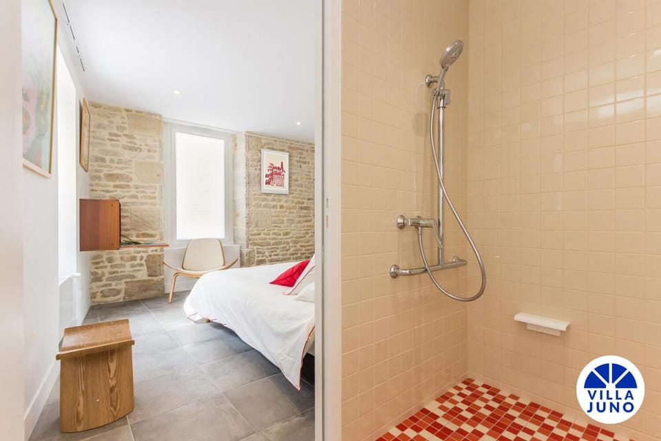 Shower, hydromassage showerhead, free toiletries, hair dryer