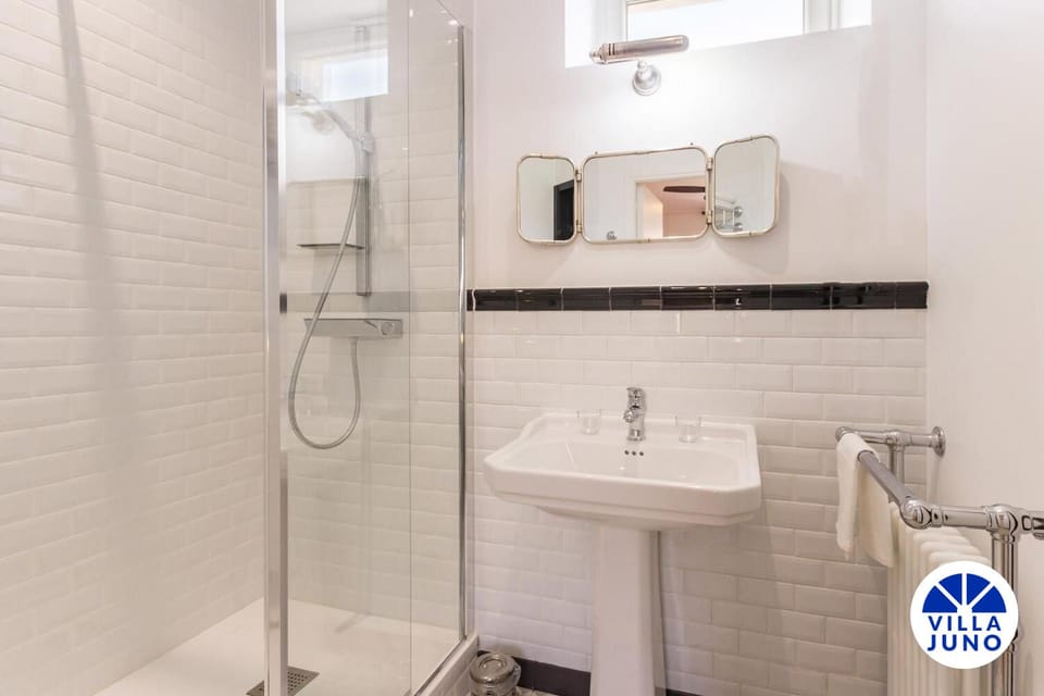 40s Design Room, 1 Queen Bed, Accessible, Non-Smoking | Premium bedding, individually decorated, individually furnished, desk
