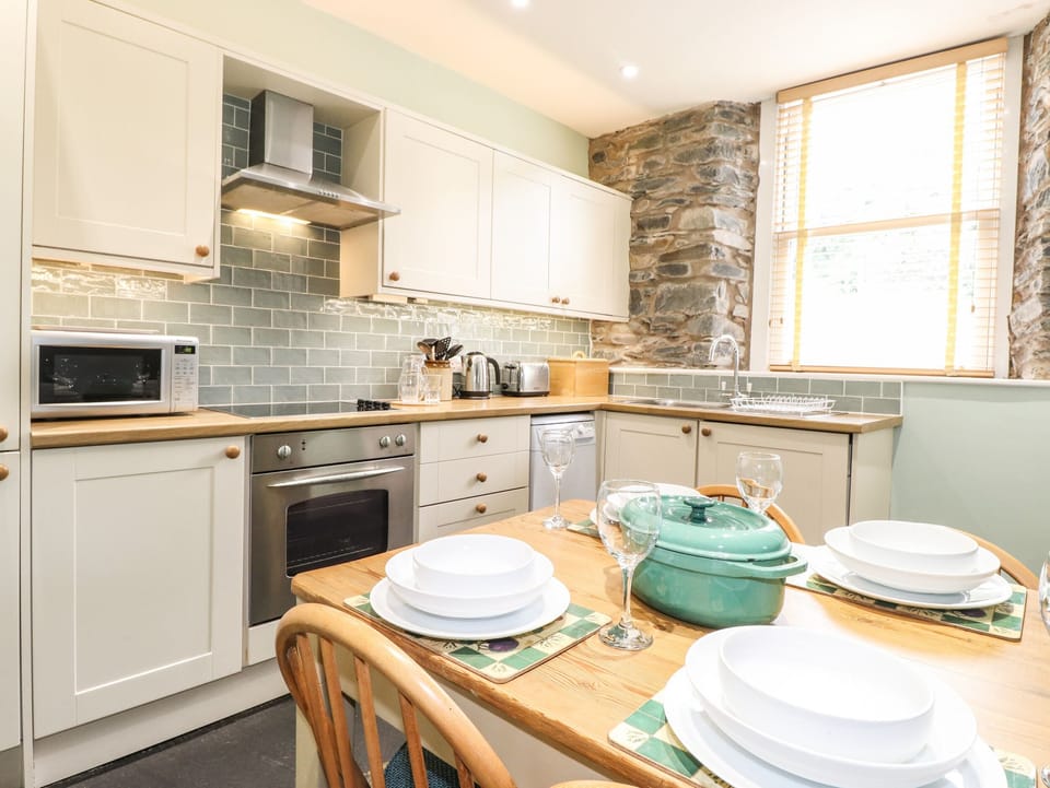 Cottage | Private kitchen | Fridge, dishwasher, electric kettle, toaster