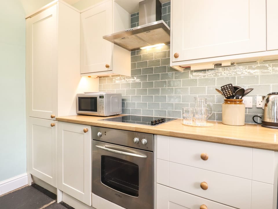 Cottage | Private kitchen | Fridge, dishwasher, electric kettle, toaster