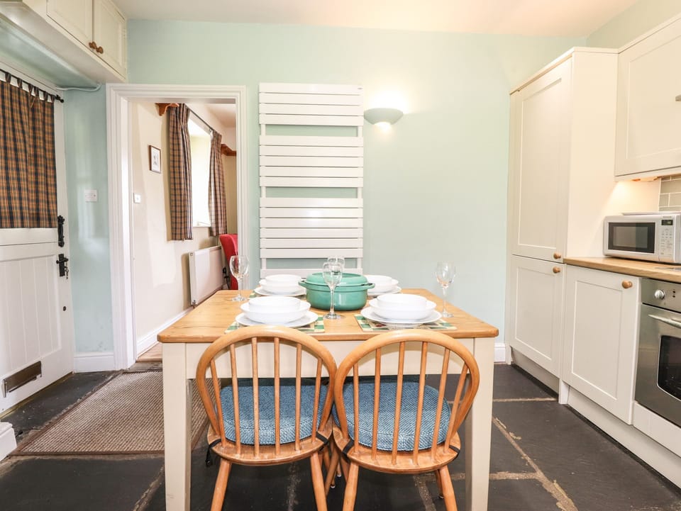 Cottage | Private kitchen | Fridge, dishwasher, electric kettle, toaster