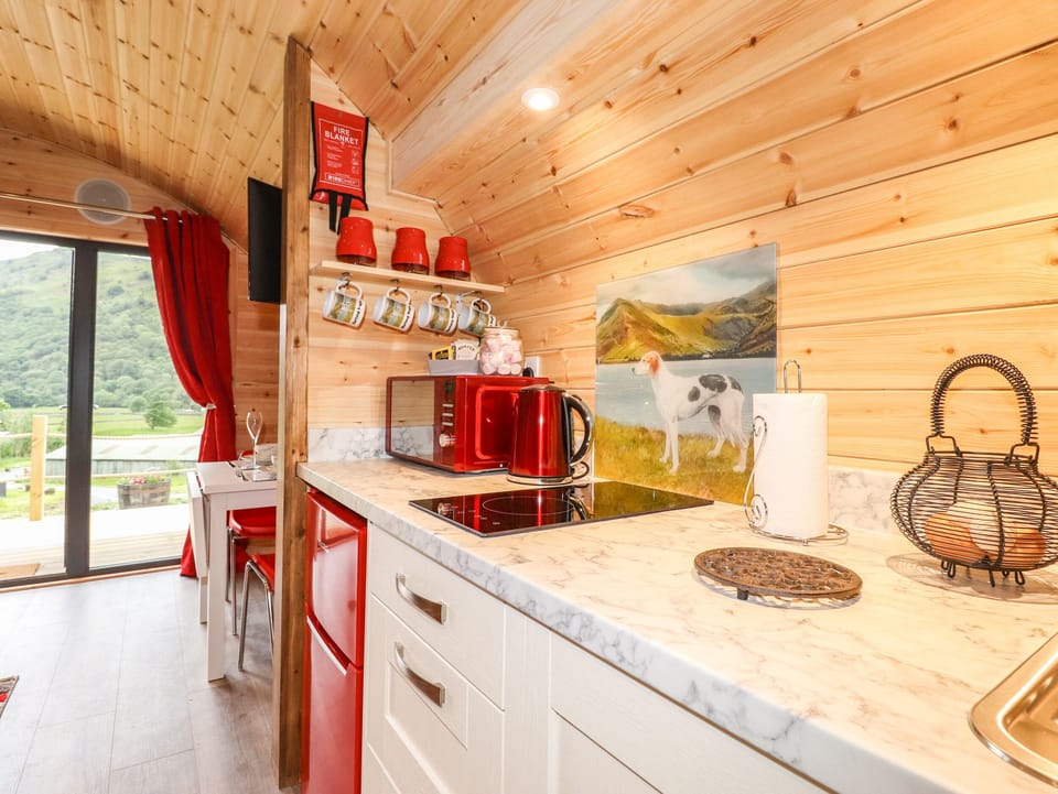Cottage | Private kitchen | Fridge, electric kettle, toaster, cookware/dishes/utensils