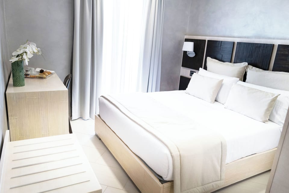 Superior Room | Hypo-allergenic bedding available, minibar, in-room safe, desk