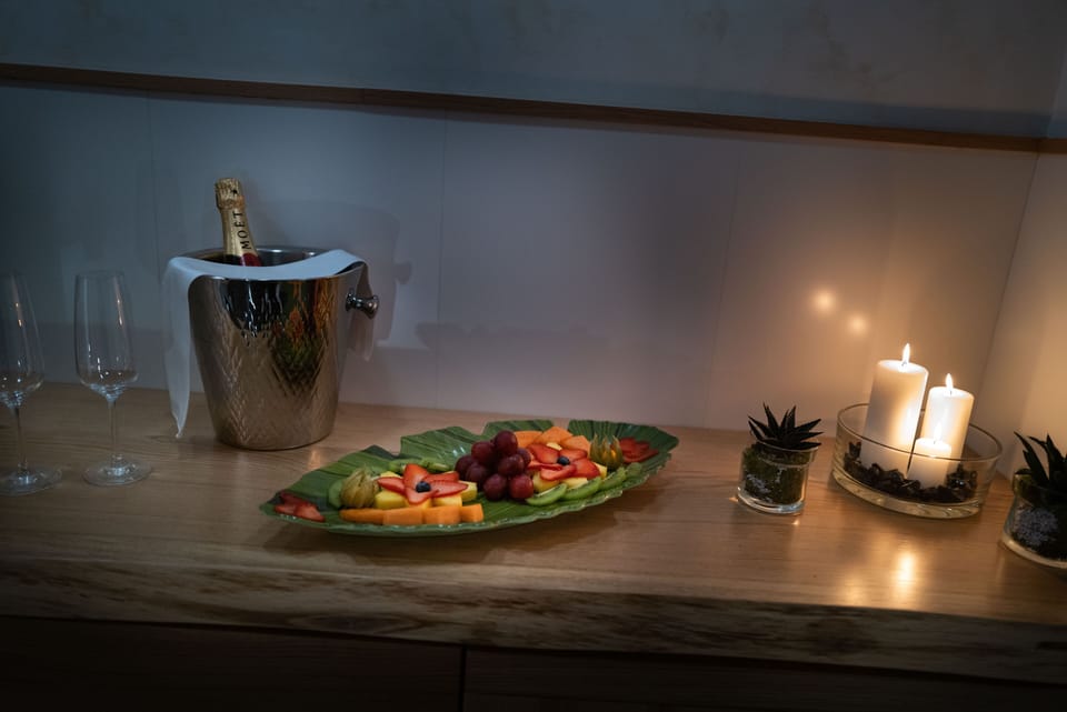Couples treatment rooms, sauna, hot tub, steam room, body treatments