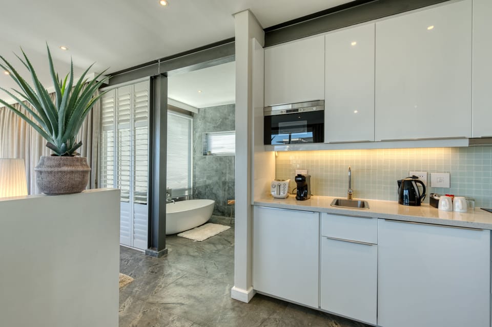 Premier Studio Suite, Ocean View | Private kitchen