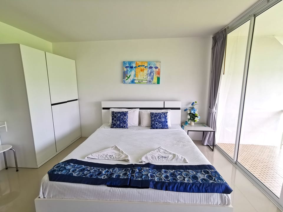 Executive Deluxe Room | Premium bedding, WiFi (free), individually furnished, bed sheets