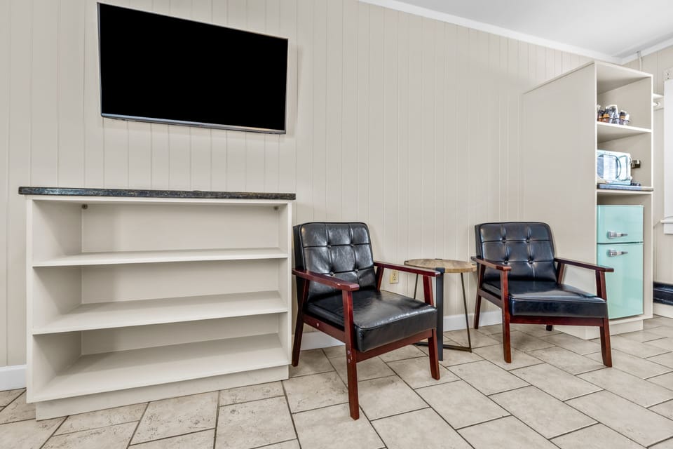 Standard Room, 2 Double Beds, Courtyard View | Free WiFi, bed sheets