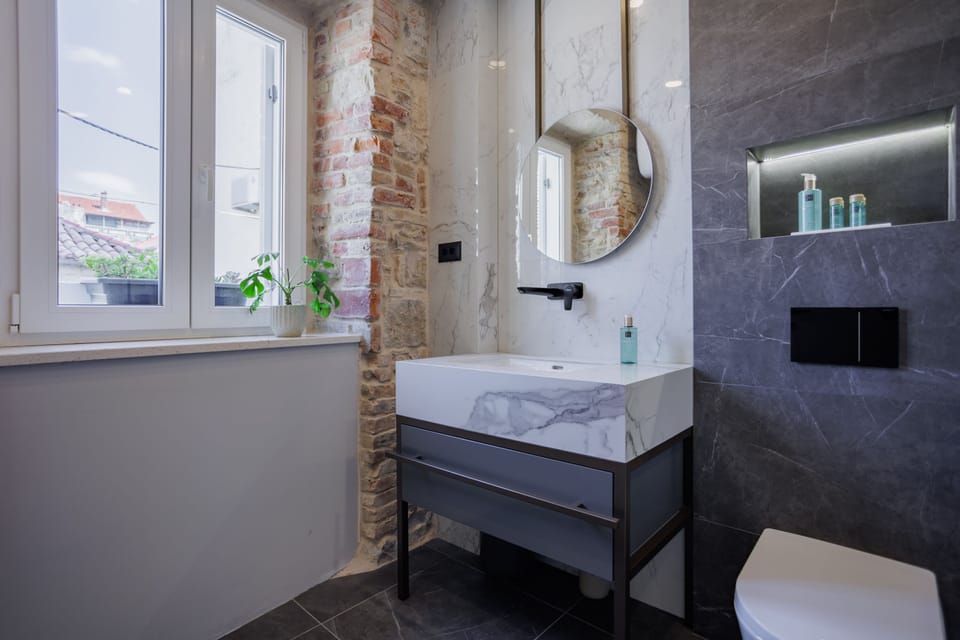 Deluxe Double Room | Bathroom | Shower, rainfall showerhead, free toiletries, hair dryer