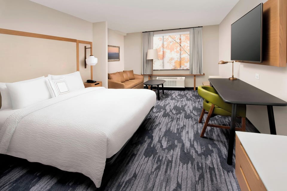 Desk, iron/ironing board (on request), WiFi (free), bed sheets