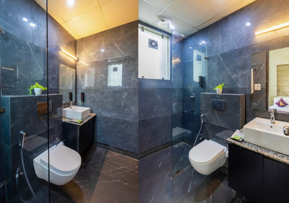 Deluxe Room | Bathroom | Shower, rainfall showerhead, free toiletries, towels