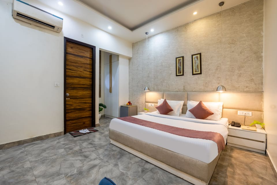 Deluxe Room | Egyptian cotton sheets, premium bedding, Select Comfort beds, desk
