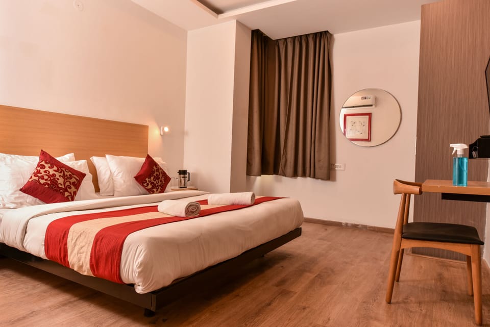 Deluxe Room | Egyptian cotton sheets, premium bedding, Select Comfort beds, desk