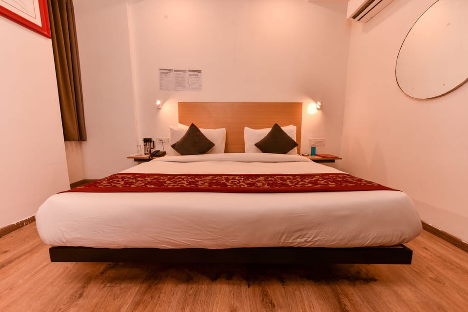 Deluxe Room | Egyptian cotton sheets, premium bedding, Select Comfort beds, desk