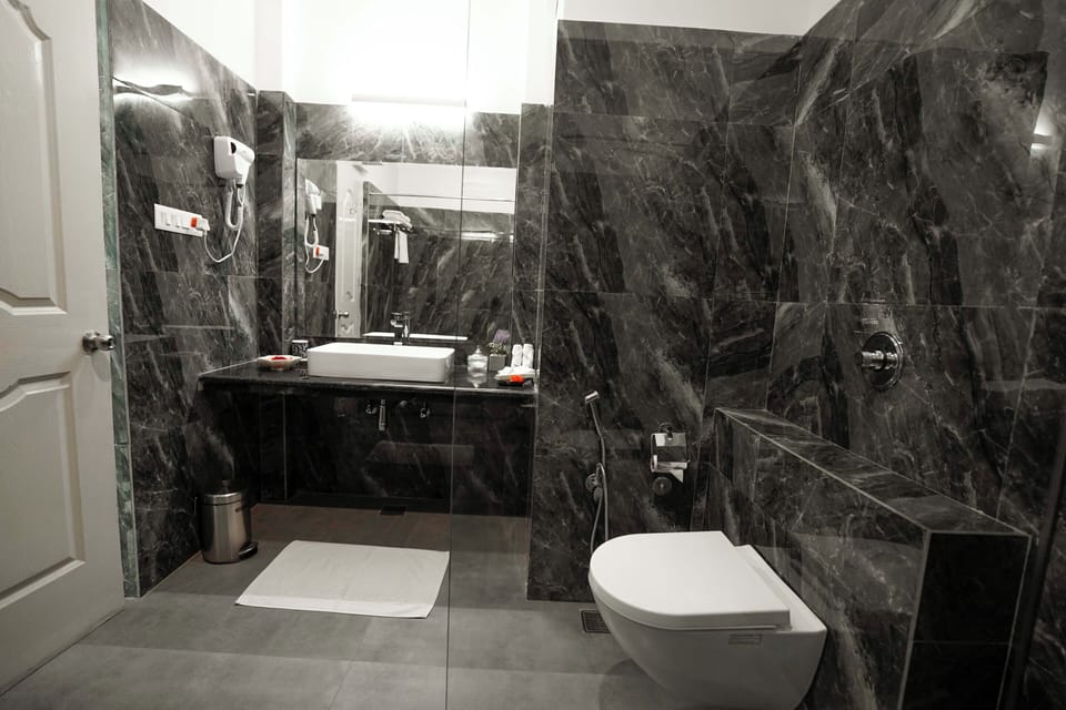 Burj Suite Rooms | Bathroom | Eco-friendly toiletries