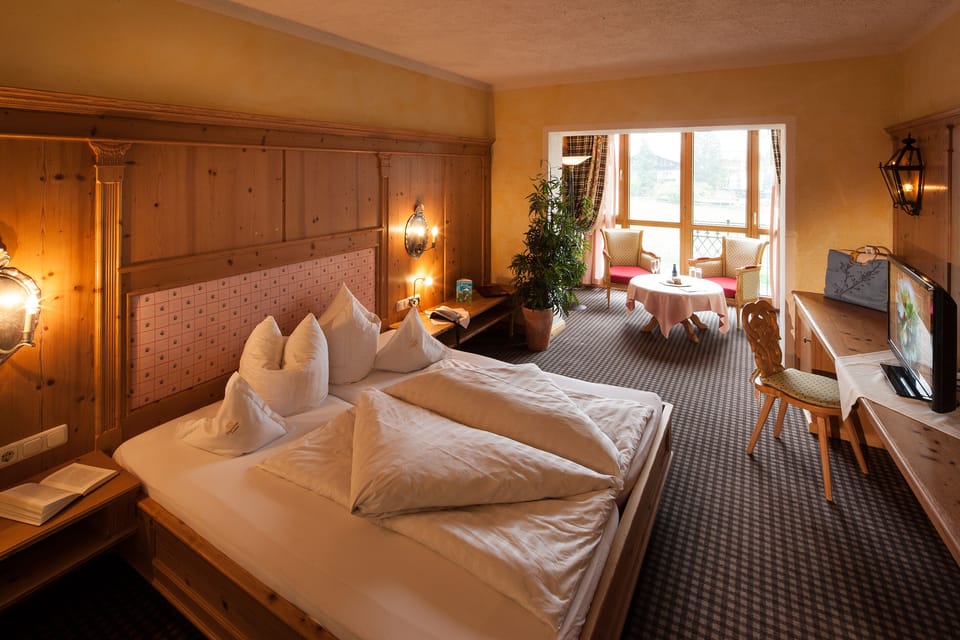 Classic Double Room | Hypo-allergenic bedding, minibar, in-room safe, desk