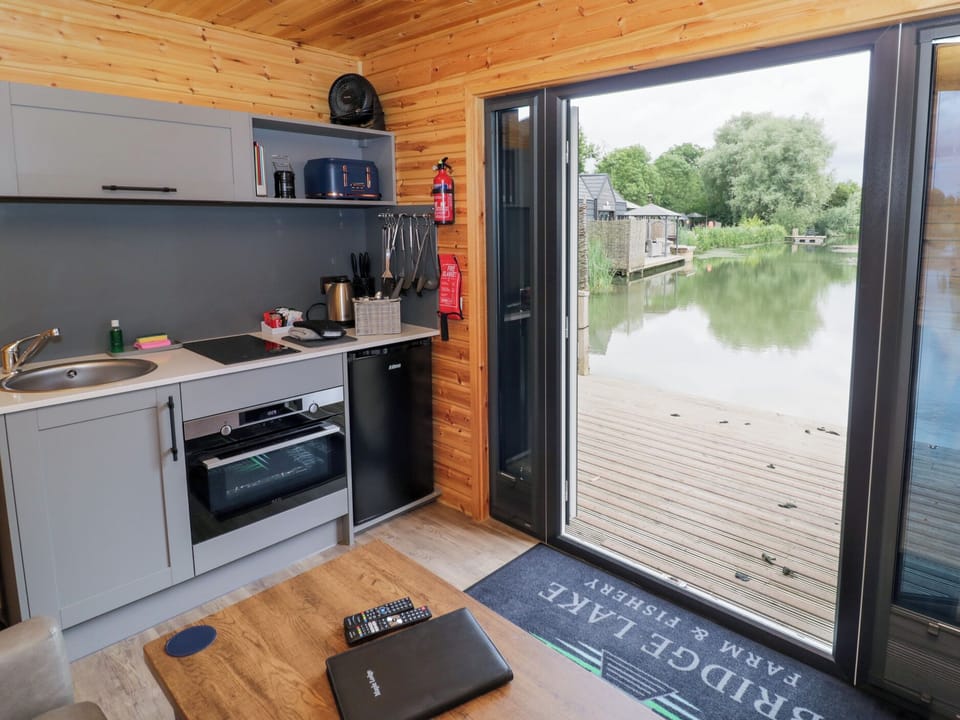 Cottage | Private kitchen | Fridge, electric kettle, toaster, cookware/dishes/utensils